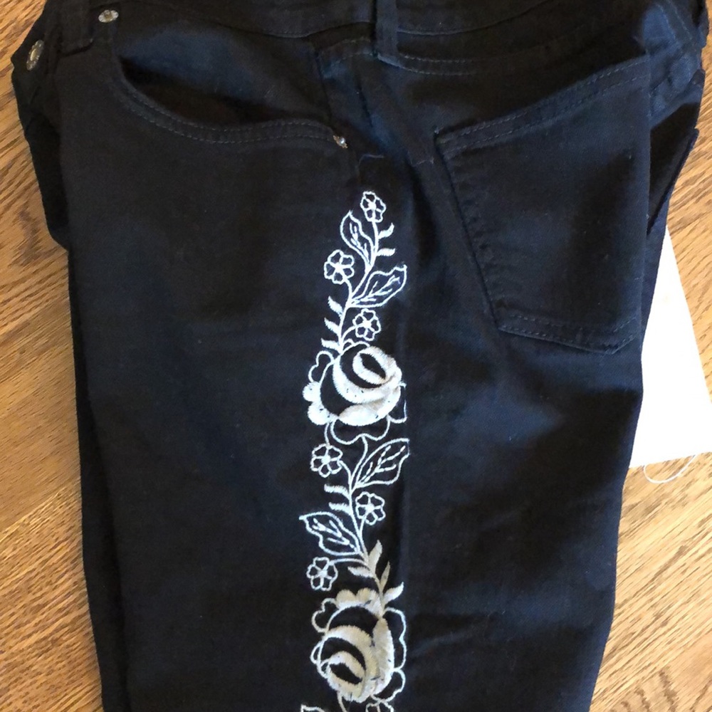 CARMAR Black Mid Rise Stretch Skinny Jean with Embroidered Roses NWT Size 28